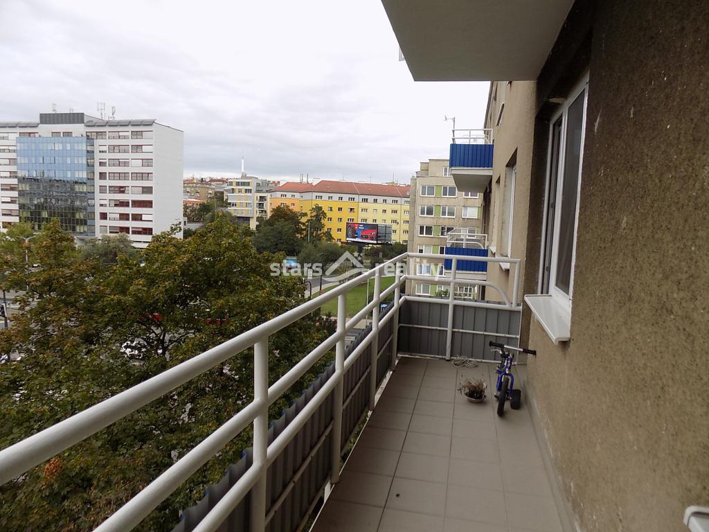 Prodej prostorného bytu 1+1 s balkonem, ve Vršovicích
